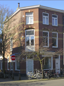 908751 Gezicht op het winkelhoekpand Valkstraat 2 te Utrecht, met links de Nieuwe Koekoekstraat.N.B. bouwjaar: 19031910 ...